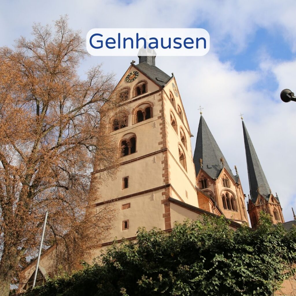 Blick auf die Marienkirche in Gelnhausen mit Teilansicht des Palas der Kaiserpfalz.