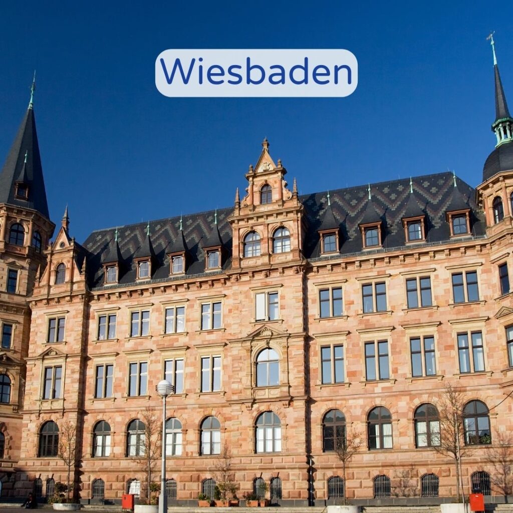 Das prächtige Rathaus von Wiesbaden bei klarem Himmel.